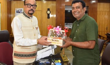 राज्यपाल श्री डेका को जगदलपुर के ट्री मैन ने भेंट की मियाजाकी आम