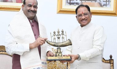 मुख्यमंत्री श्री विष्णुदेव साय ने शॉल, स्मृति-चिन्ह एवं बस्तर दशहरा पर आधारित कॉफी टेबल बुक भेंट कर किया स्वागत