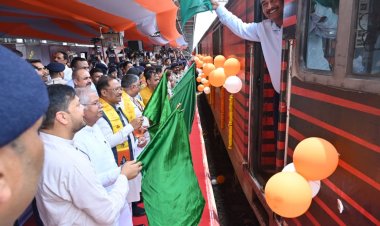 मुख्यमंत्री ने विशेष ट्रेन को हरी झंडी दिखाकर सोमनाथ स्वाभिमान सांस्कृतिक यात्रा का किया शुभारंभ