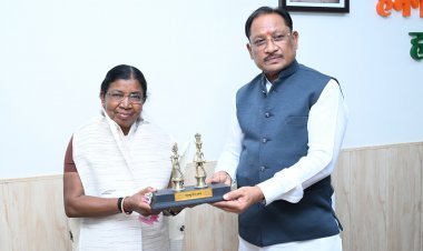 मुख्यमंत्री श्री विष्णु देव साय से पद्मश्री डॉ. बुधरी ताती ने की सौजन्य मुलाकात