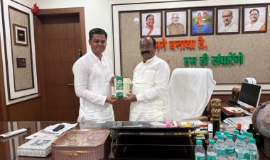 उप मुख्यमंत्री श्री अरुण साव को भेंट किया गया महिला समूहों द्वारा उत्पादित विशेष चावल