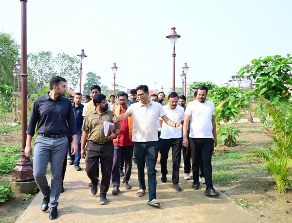 सिंदूर पार्क, मिनी स्टेडियम और पंचतत्व गार्डन सहित कई परियोजनाओं की प्रगति की समीक्षा की