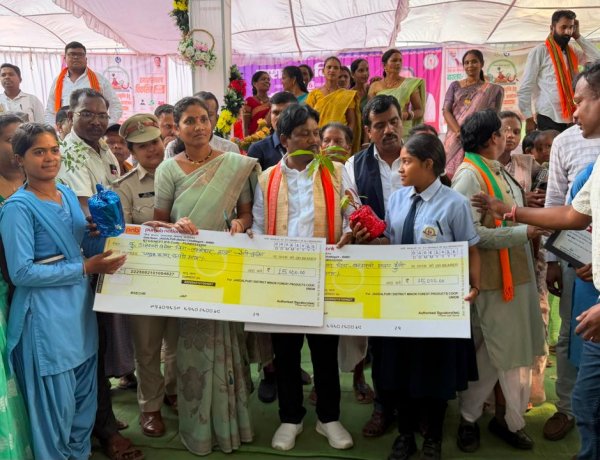 बस्तर की बेटियों ने पेश की सफलता की मिसाल, तेंदूपत्ता संग्राहक परिवारों की रुद्राणी और डालेश्वरी ने बढ़ाई अंचल की शान