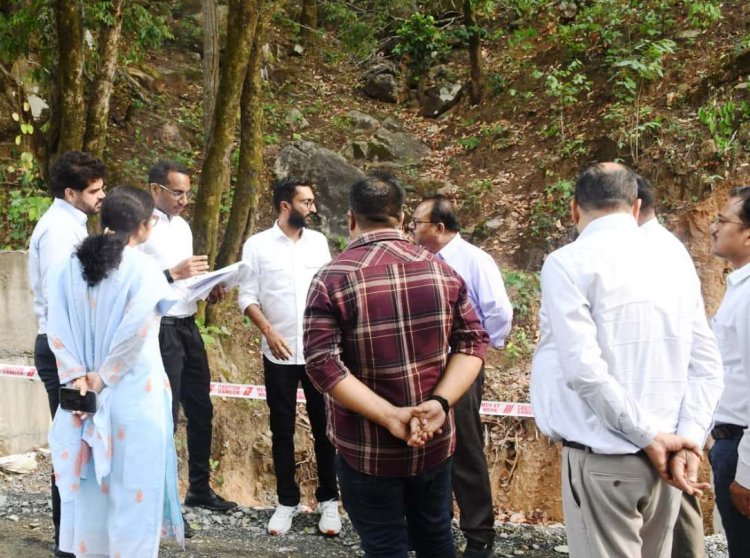 राष्ट्रीय राजमार्ग और कंठी घाट के कार्यों को देखा, सड़कों व पुलों के निर्माण में सड़क सुरक्षा के मानकों का विशेष ध्यान रखने कहा