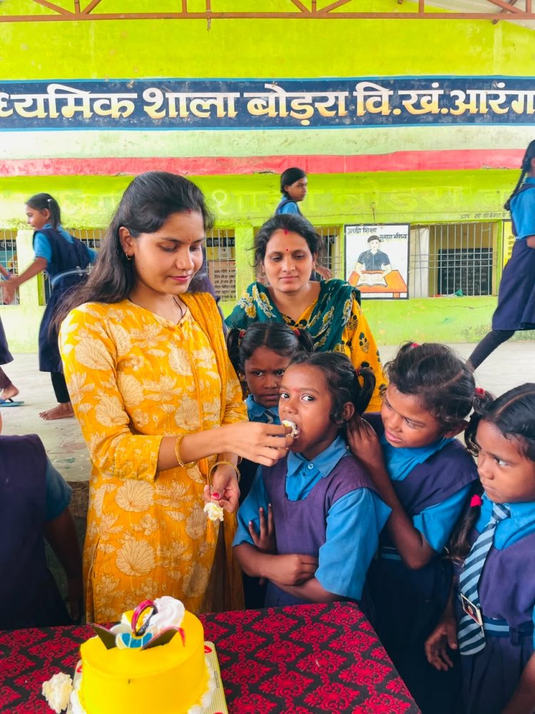 बच्चों के चेहरों पर मुस्कान, कर्मचारियों का जन्मदिन बना यादगार - “प्रोजेक्ट आओ बाँटें खुशियाँ” के तहत शासकीय कर्मचारी बच्चों संग साझा कर रहे हैं खुशियाँ