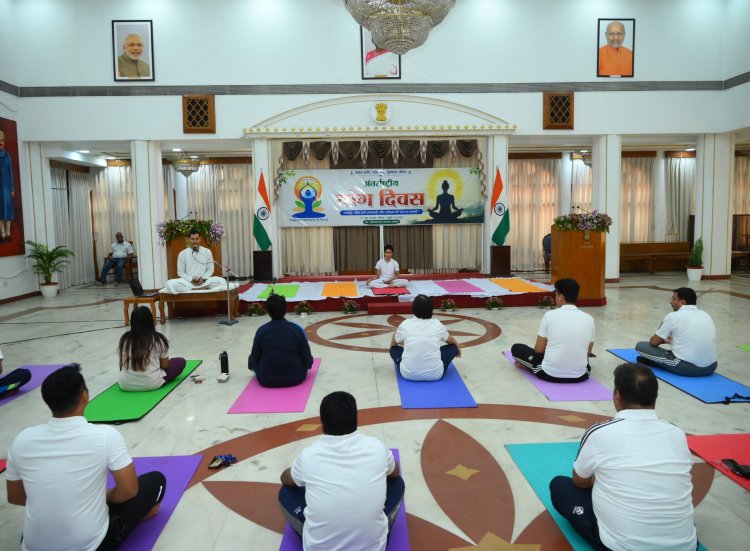 अंतर्राष्ट्रीय योग दिवस पर लोकभवन में किया गया योगाभ्यास
