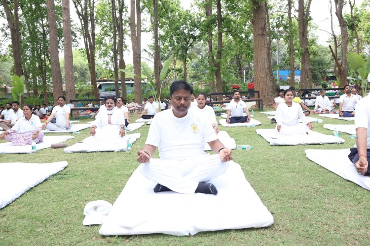 वन मंत्री केदार कश्यप ने किया योगाभ्यास, स्वस्थ जीवन के लिए नियमित योग अपनाने का दिया संदेश