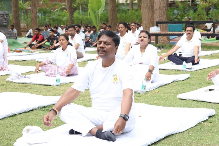 वन मंत्री केदार कश्यप ने किया योगाभ्यास, स्वस्थ जीवन के लिए नियमित योग अपनाने का दिया संदेश