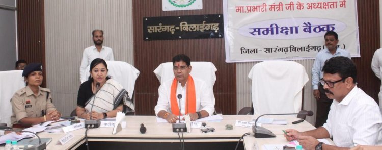 अधिकारी-कर्मचारी जिम्मेदारी से काम करें, हर जरूरतमंद तक पहुँचे सरकारी योजनाएँ' - मंत्री श्री टंक राम वर्मा