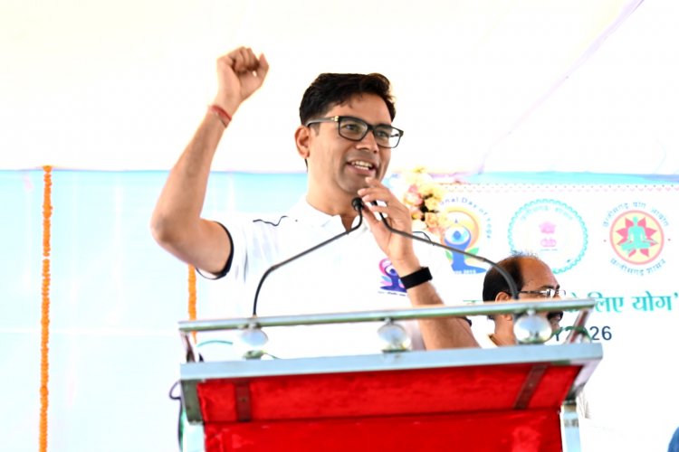 मलखंभ खिलाड़ी डिंपी सिंह को 25 हजार रुपये की सहायता, जिले को मिली तीन नई एंबुलेंसों की सौगात
