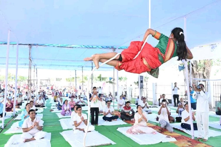 मलखंभ खिलाड़ी डिंपी सिंह को 25 हजार रुपये की सहायता, जिले को मिली तीन नई एंबुलेंसों की सौगात