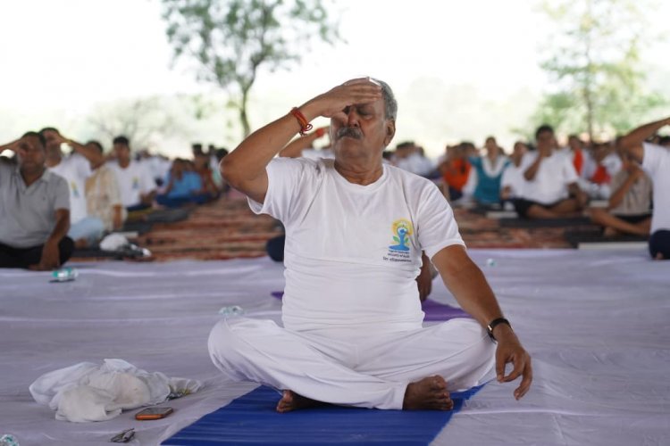 अंतरराष्ट्रीय योग दिवस पर सांसद बृजमोहन अग्रवाल ने किया योगाभ्यास, युवाओं को स्वस्थ जीवनशैली का दिया संदेश