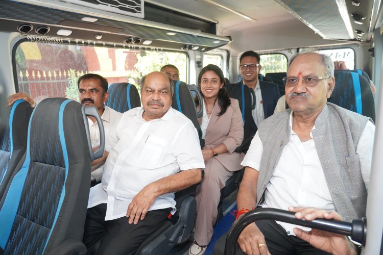 रायपुर की यातायात व्यवस्था में नया अध्याय: माइक्रो बस पायलट प्रोजेक्ट का शुभारंभ, सांसद बृजमोहन ने दिखाई हरी झंडी