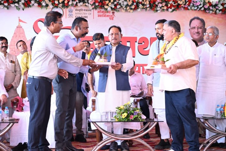 मुख्यमंत्री ने विशेष ट्रेन को हरी झंडी दिखाकर सोमनाथ स्वाभिमान सांस्कृतिक यात्रा का किया शुभारंभ