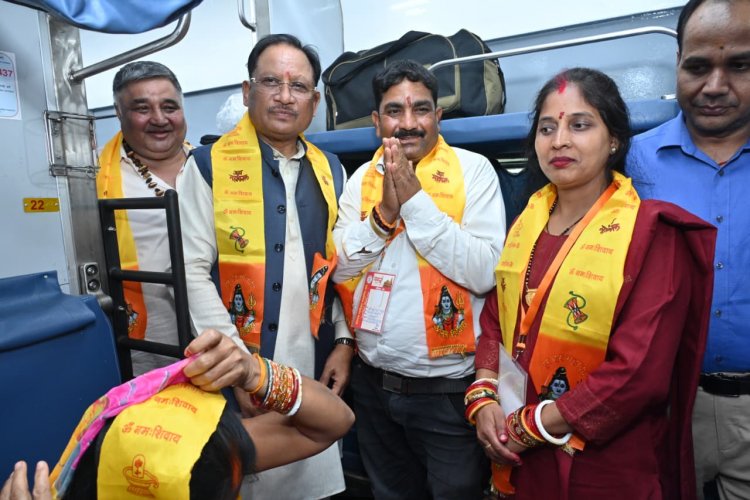 मुख्यमंत्री ने विशेष ट्रेन को हरी झंडी दिखाकर सोमनाथ स्वाभिमान सांस्कृतिक यात्रा का किया शुभारंभ