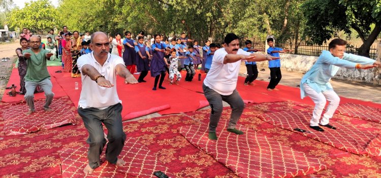 पत्रकारिता विश्वविद्यालय में योगाभ्यास