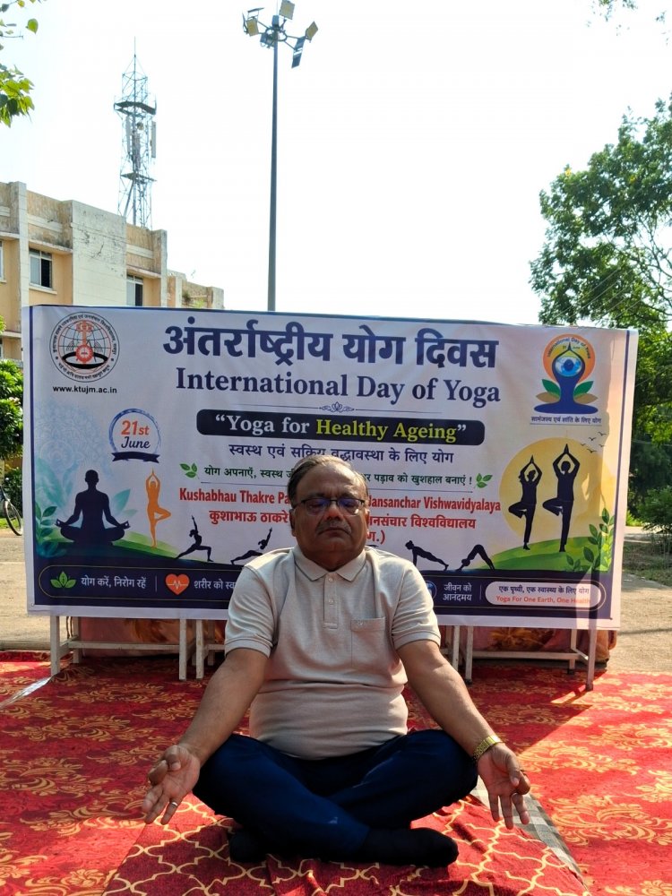 पत्रकारिता विश्वविद्यालय में योगाभ्यास