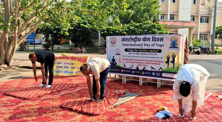 पत्रकारिता विश्वविद्यालय में योगाभ्यास