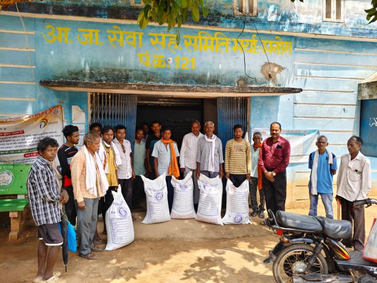 सरकार बनी किसानों की ताकत, जशपुर में रियायती दरों पर मिल रहे खाद-बीज