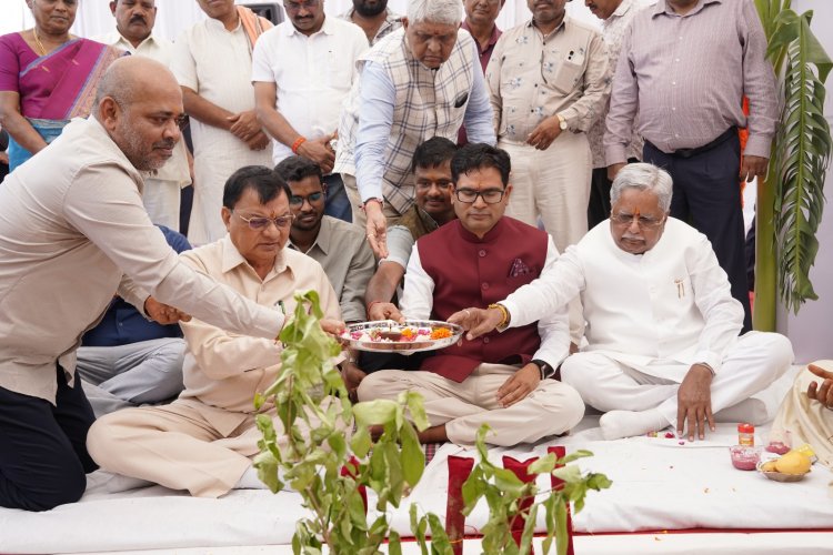 वाणिज्य एवं उद्योग मंत्री श्री लखन लाल देवांगन तथा आवास एवं पर्यावरण मंत्री श्री ओ.पी. चौधरी ने गारमेंट मैन्युफैक्चरिंग यूनिट का किया भूमिपूजन