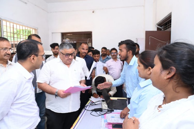 अंबिकापुर के शासकीय स्नातकोत्तर महाविद्यालय में आयोजित रोजगार मेले में युवाओं से किया आत्मीय संवाद, चयनित अभ्यर्थियों को दी बधाई और उज्ज्वल भविष्य की शुभकामनाएं
