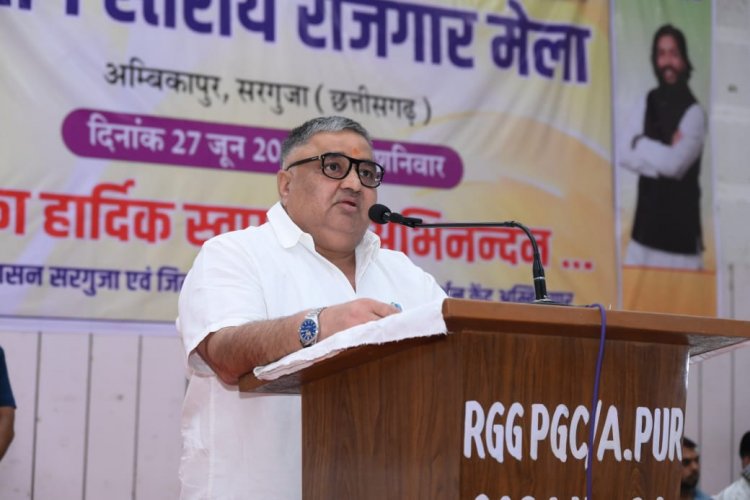 अंबिकापुर के शासकीय स्नातकोत्तर महाविद्यालय में आयोजित रोजगार मेले में युवाओं से किया आत्मीय संवाद, चयनित अभ्यर्थियों को दी बधाई और उज्ज्वल भविष्य की शुभकामनाएं