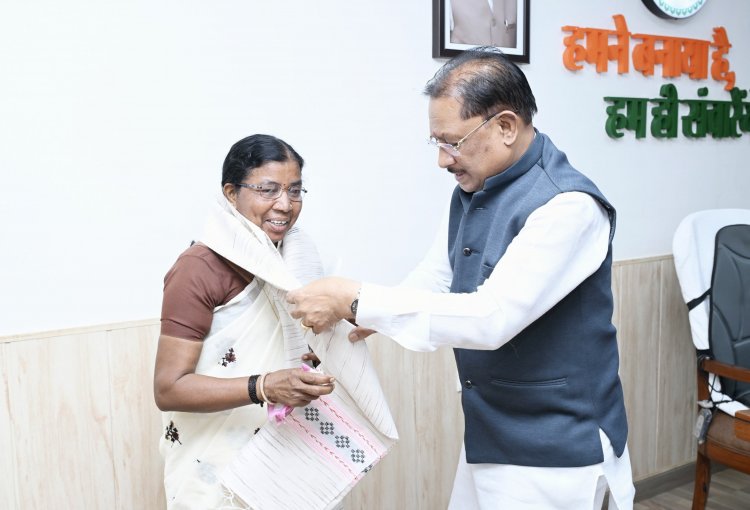 मुख्यमंत्री श्री विष्णु देव साय से पद्मश्री डॉ. बुधरी ताती ने की सौजन्य मुलाकात