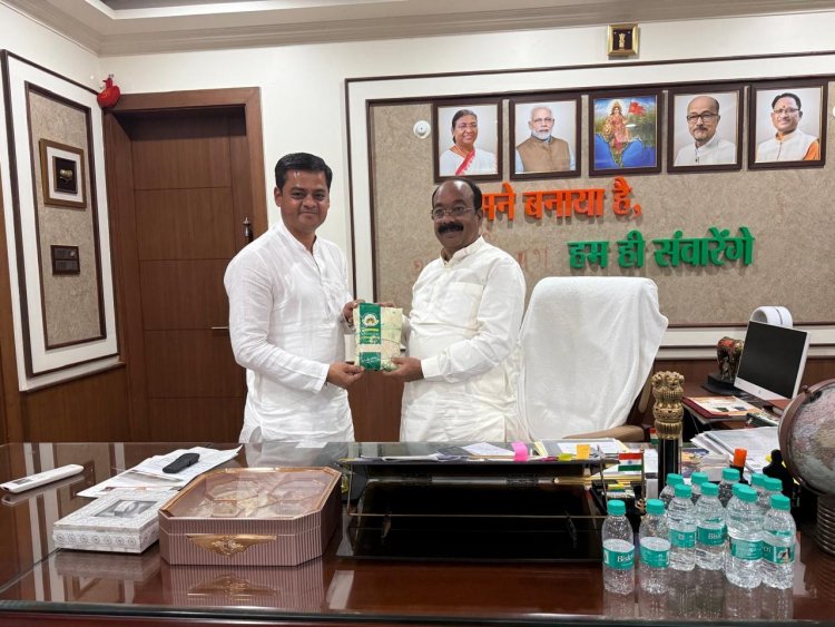 उप मुख्यमंत्री श्री अरुण साव को भेंट किया गया महिला समूहों द्वारा उत्पादित विशेष चावल