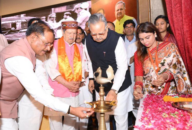 मुख्यमंत्री श्री विष्णुदेव साय आपातकाल स्मृति दिवस के अवसर पर  आयोजित लोकतंत्र सेनानियों के सम्मान समारोह में हुए शामिल