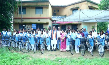 कक्षा 9वीं की छात्राओं को साइकिल वितरण योजना का लाभ; मंत्री श्याम बिहारी जायसवाल ने गिनाईं सड़क, पुल-पुलिया, आवास और महतारी सदन जैसी योजनाओं की उपलब्धियां