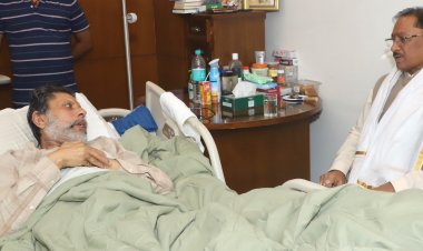 स्वास्थ्य लाभ ले रहे जगदलपुर विधायक  किरण सिंह देव से मिले मुख्यमंत्री  विष्णुदेव साय
