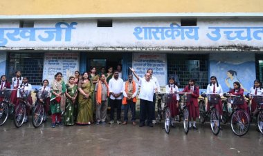 बेटियों की मुस्कान बनी विकास की पहचान, पुरन्दर मिश्रा ने किया साइकिल वितरण