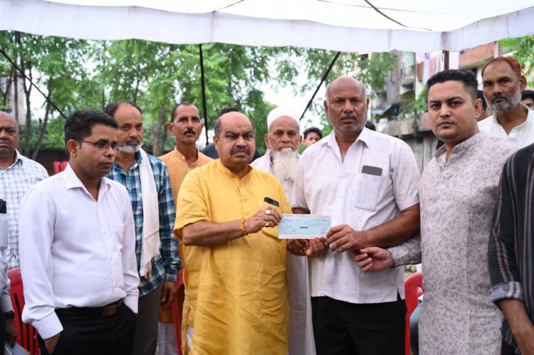 आदिल के असामयिक निधन पर संवेदना, मुख्यमंत्री के निर्देश पर पुरन्दर मिश्रा ने परिजनों को दी आर्थिक सहायता