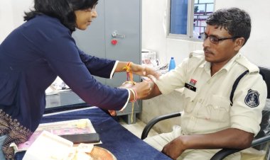 रक्षाबंधन पर अभाविप की अनूठी पहल: बहनों ने कर्मवीरों की कलाई पर बांधी राखी, सेवा और कर्तव्य को किया नमन