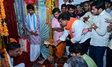 उप मुख्यमंत्री एवं कवर्धा विधायक श्री विजय शर्मा ने श्रीकृष्ण जन्माष्टमी पर श्री राधा-कृष्ण बड़े मंदिर में की पूजा-अर्चना