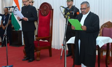 राज्यपाल श्री डेका ने न्यायाधिपति श्री कृष्न राम महापात्र को छत्तीसगढ़ उच्च न्यायालय के मुख्य न्यायाधीश पद की दिलाई शपथ