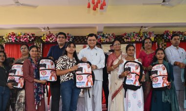 एजुकेशन किट वितरण- उद्योग मंत्री लखन लाल देवांगन ने 1500 छात्राओं को दी सौगात, कॉलेजों में विशाल डोम निर्माण की घोषणा