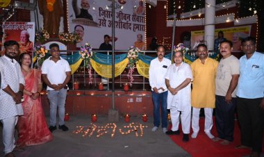 विधायक पुरन्दर मिश्रा के नेतृत्व में भव्य दीपोत्सव, ढोल-नगाड़ों और आतिशबाजी के बीच मना प्रधानमंत्री मोदी जी का जन्मदिवस, शारदा चौक में जले 1 लाख 51 हजार दीप