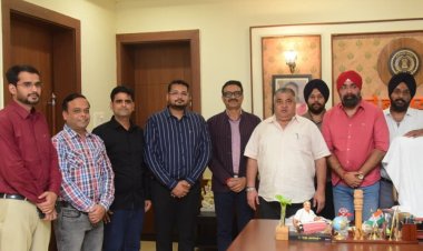 छत्तीसगढ़ ट्रेवल एंड टूरिज्म एसोसिएशन के प्रतिनिधिमंडल ने पर्यटन मंत्री श्री राजेश अग्रवाल से की सौजन्य भेंट, विश्व पर्यटन दिवस समारोह के लिए किया आमंत्रित