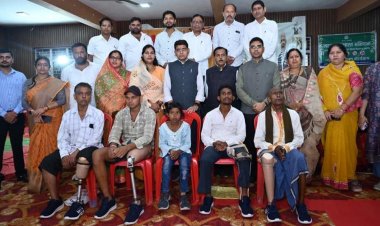बलौदाबाजार में राजस्व मंत्री श्री टंक राम वर्मा ने दिव्यांगजनों को बांटे सहायक उपकरण