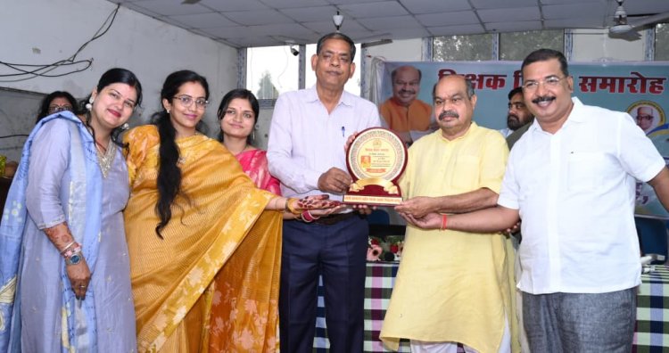 भाजपा वरिष्ठ नेता अशोक बजाज से आत्मीय भेंट कर विधायक पुरन्दर मिश्रा ने दी जन्मदिन की शुभकामनाएं