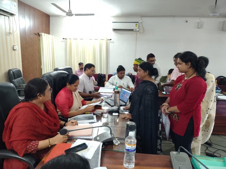 जनदर्शन में उमड़ी फरियादों की कतार, कलेक्टर संतन देवी जांगड़े ने गंभीरता से सुनी समस्याएं; समयबद्ध निराकरण के दिए निर्देश