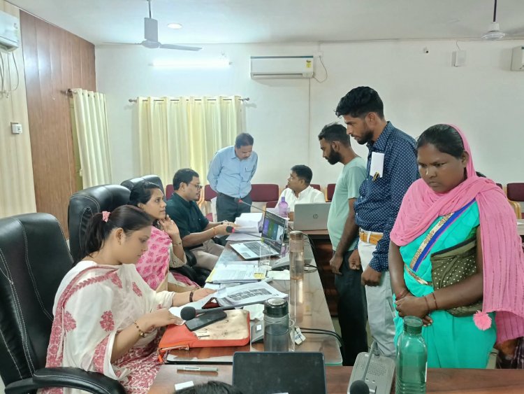 जनदर्शन में कलेक्टर ने सुनी आमजनों की समस्याएं, आवेदनों के त्वरित निराकरण के दिए निर्देश