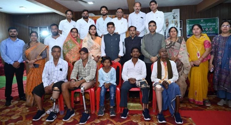 बलौदाबाजार में राजस्व मंत्री श्री टंक राम वर्मा ने दिव्यांगजनों को बांटे सहायक उपकरण