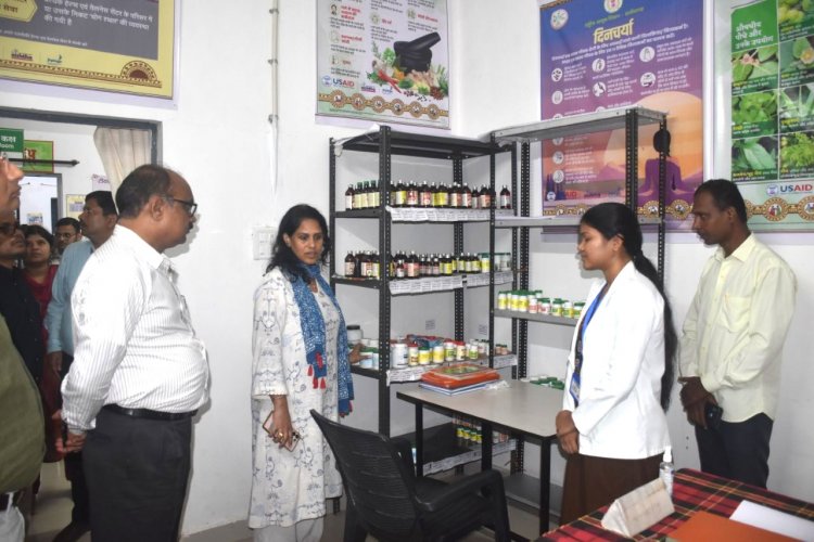 एकलव्य विद्यालय से स्वास्थ्य केंद्र तक कलेक्टर ने परखी व्यवस्थाएं