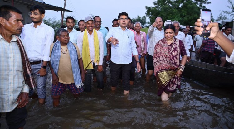 बाढ़ पीड़ितों के बीच पहुंचे राजस्व मंत्री श्री टंक राम वर्मा