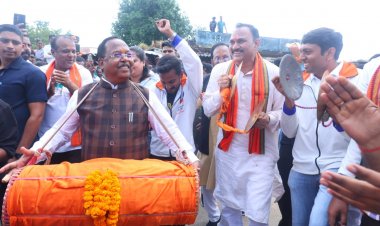 वडनगर से वाराणसी जा रही बाइक यात्रा का छत्तीसगढ़ की सीमा में स्वागत